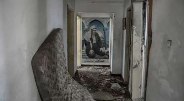 بالصور.. جيش الاحتلال يقصف منزل الرئيس الفلسطيني الراحل ياسر عرفات