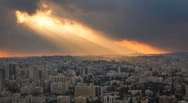 انخفاض درجات الحرارة وزخات أمطار عشوائية متوقعة في الأردن