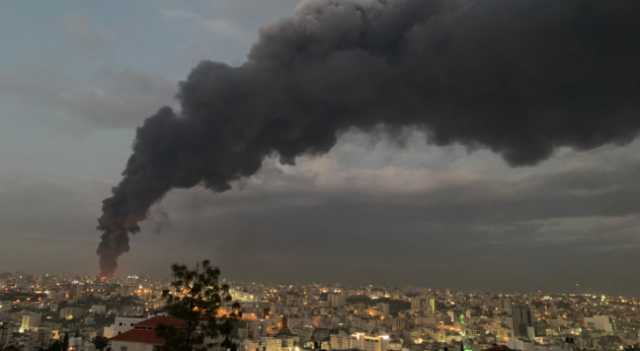 الشرطة الفلسطينية: الدفاع المدني والأجهزة الأمنية تبذل جهدها للسيطرة على الحريق بأحد مصانع الخليل