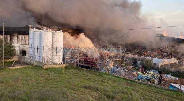 مراسل رؤيا: جهود مستمرة لإطفاء حريق في مصنع للبلاستيك بالخليل