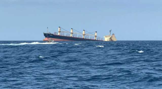 كارثة بيئية تهدد البحر الأحمر بعد غرق سفينة استهدفها الحوثيون
