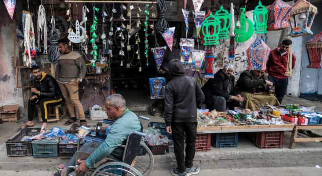 بالصور.. غزيون يستعدون لاستقبال شهر رمضان تحت وطأة حرب الإبادة والأمعاء الخاوية