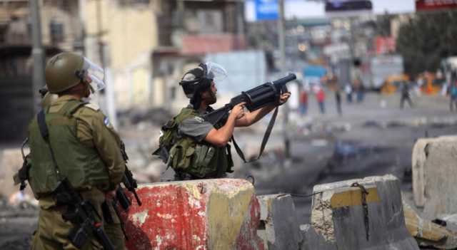 مراسل رؤيا: إصابة فلسطينيين برصاص الاحتلال بمخيم الفوار جنوب الخليل