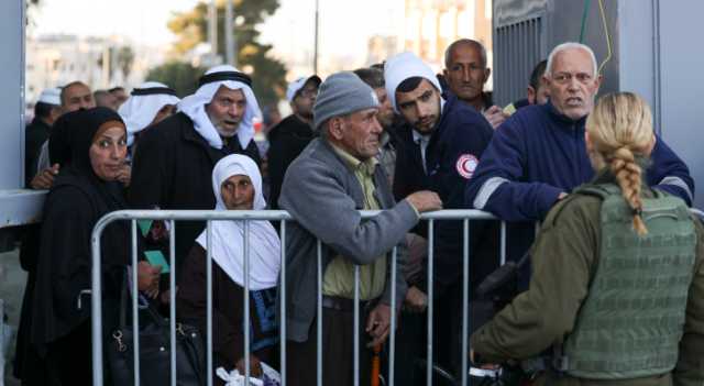 بالصور.. مئات الفلسطينيين يشدون الرحال للأقصى والاحتلال يعرقل وصولهم
