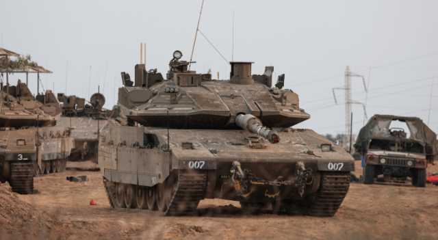 هجّرت المئات.. دبابات إسرائيلية تتوغل غرب خان يونس وتدمر الخيام