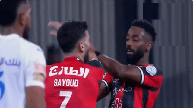 اشتباك قوي بين لاعبي الرائد في مباراة الهلال .. فيديو