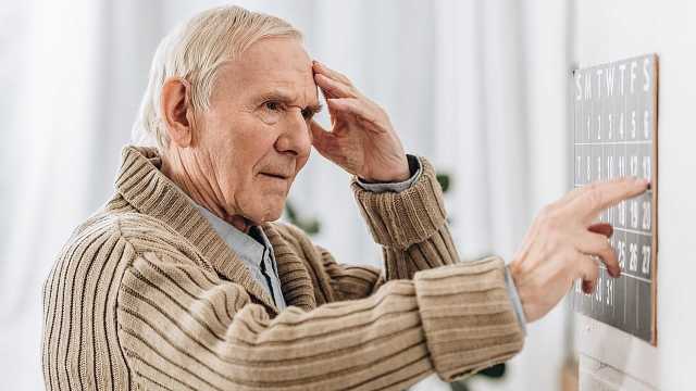 طبيب يكشف أعراض للخرف تظهر قبل فقدان الذاكرة
