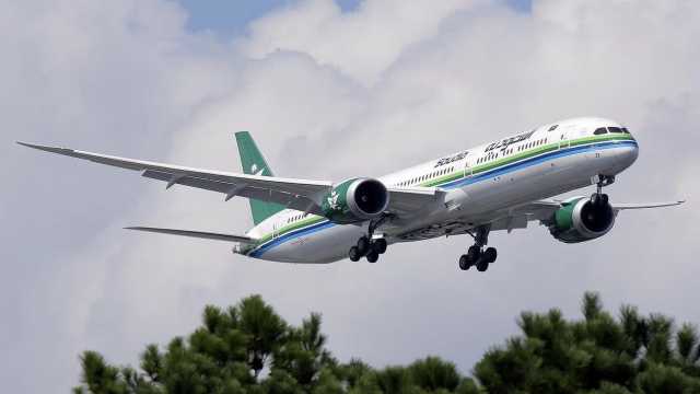 وصول طائرة الخطوط السعودية B787 بصبغه السبعينات