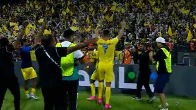 رونالدو يرقص فرحًا مع جمهور النصر بعد الفوز ببطولة الأندية العربية.. فيديو