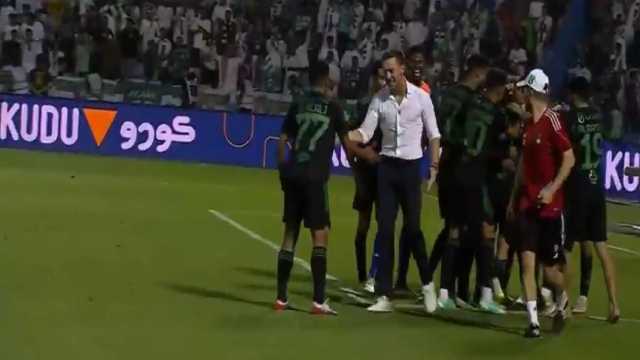 مدرب الأهلي يحتفل داخل الملعب مع اللاعبين بالهدف الثالث.. فيديو