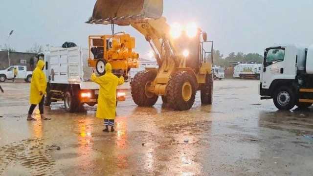 أمانة جازان تكثف جهودها لفتح الطرق والأحياء المتضررة من الأمطار في صبيا