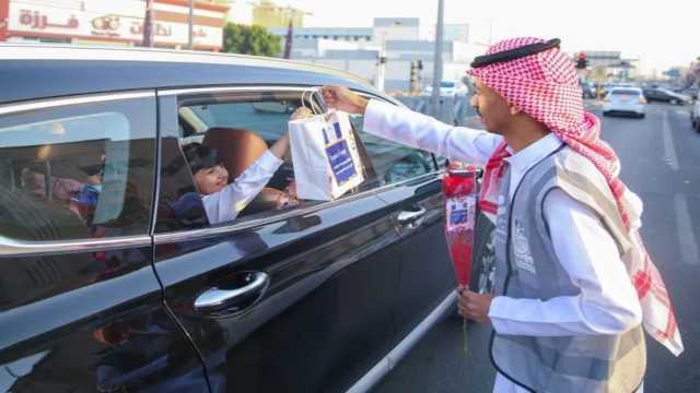 استقبال الطلاب بالهدايا والورود في أول أيام الدراسة بالطائف .. صور