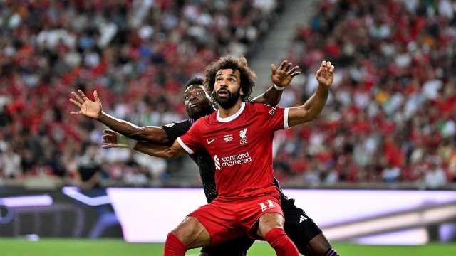 جماهير الاتحاد ترتدي قناع محمد صلاح أمام الرياض