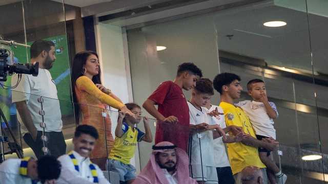 جورجينا وأطفالها يتفاعلون مع فوز النصر..صورة