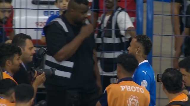 نيمار يحيي جماهير الهلال بين الشوطين..فيديو