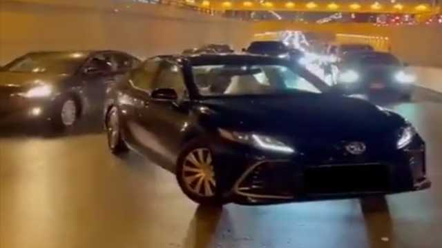 القبض على قائد مركبة وقف في منتصف الطريق وعرقل حركة السير.. فيديو