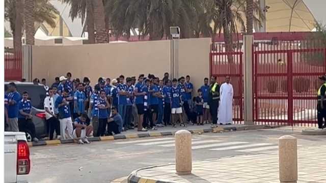 تواجد كثيف من جمهور الهلال أمام استاد الملك فهد.. فيديو