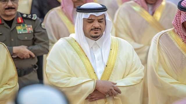 نائب أمير الرياض يؤدي صلاة الميت على الأمير خالد بن محمد.. صور