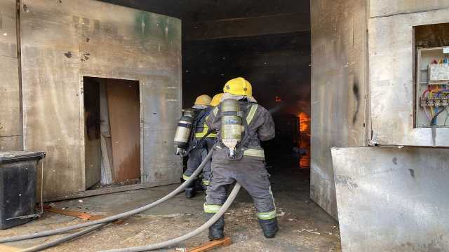 إخماد حريق في 3 ورش نجارة بالرياض