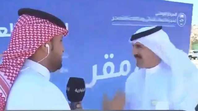 سقوط لوحة على مذيع وضيفه أثناء لقاء تلفزيوني في الباحة .. فيديو