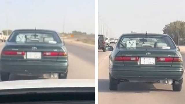 صاحب لوحة برقم مميز يعلق ورقة على زجاج سيارته مكتوب عليها لا .. فيديو