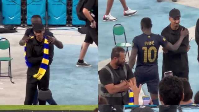 ساديو ماني يُلبس أحد رجال الأمن شال النصر..فيديو