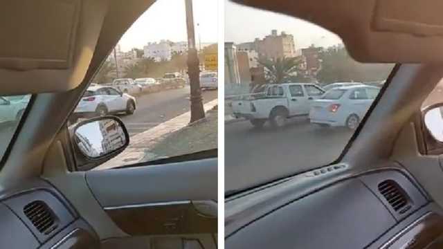 وقوع حادث تصادم بين عدة مركبات بسبب عدم ترك مسافة كافية بينهم .. فيديو