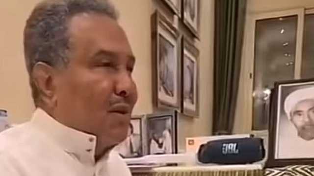 محمد عبده في أحدث ظهور له من منزله وهو يلقي قصيدة .. فيديو