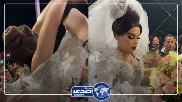 عروس ترتدي الفستان بين المعازيم .. فيديو