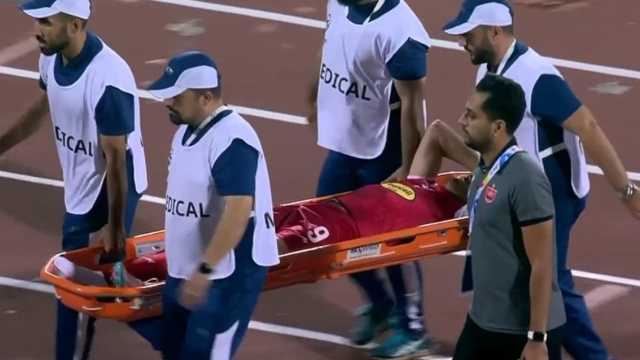 سقوط لاعب الفريق الإيراني بسبب سوء أرضية الملعب..فيديو