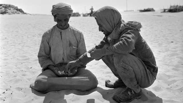 موظفان في أرامكو يحسبان أجرهما قبل 76 عاما