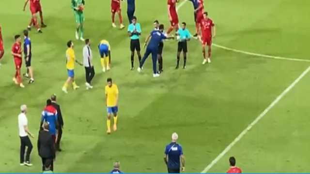 لحظة طرد سلطان الغنام بعد نهاية مباراة النصر وأبها.. فيديو