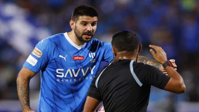 الزلال ومحمد الشيخ: لاعب الأخدود يستحق الطرد في تدخله ضد ميتروڤيتش.. فيديو