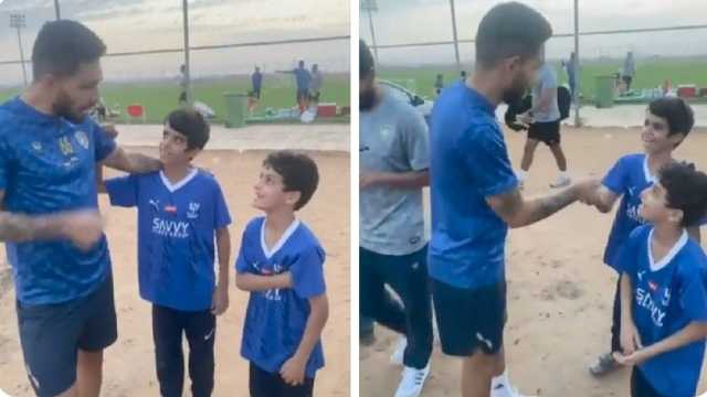 بيتروس يحاول إقناع أطفال يشجعون الهلال بتشجيع النصر.. فيديو