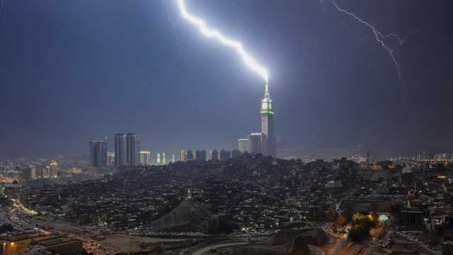 البروق تضئ سماء مكة المكرمة..فيديو