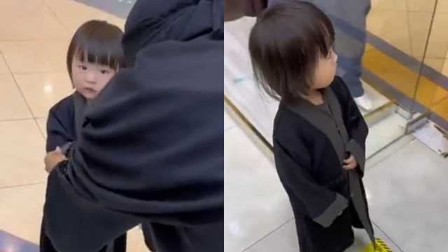 طفلة صينية تخطف الأنظار في أحد مولات الرياض..فيديو