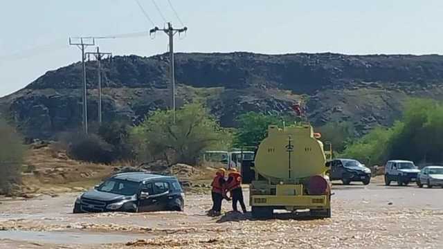 الدفاع المدني ينقذ شخصًا احتجز في سيل رابغ