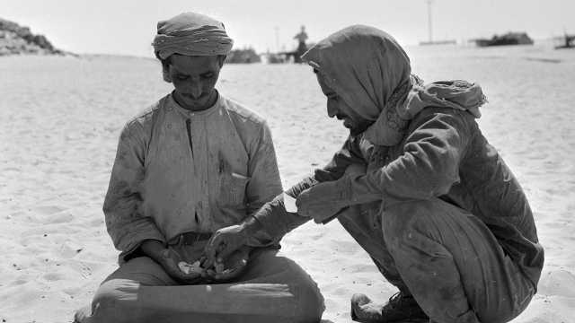 موظفان بأرامكو يحسبان أجرهما قبل 76 عاماً..صورة