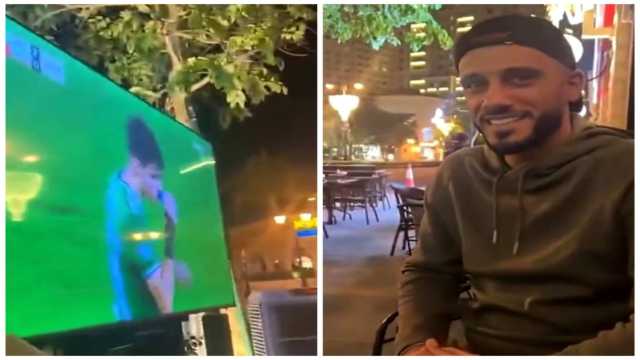 عمر السومة يتابع مباراة الأهلي أمام الرياض .. فيديو