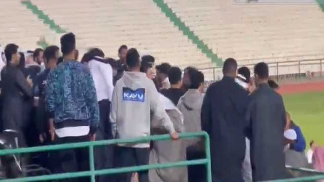 مشاجرة عنيفة في مباراة العربي والشباب الكويتي.. فيديو