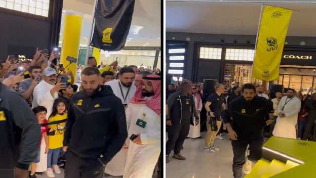 لاعبو الاتحاد يقابلون جماهيرهم في مول تجاري.. فيديو