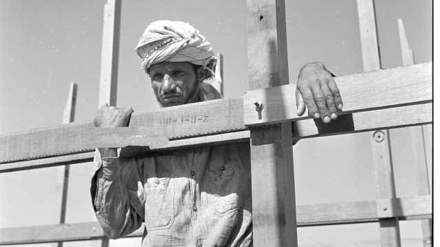 لقطة قديمة لـ نجار أثناء إنشاء برج تبريد في الظهران قبل 76 عاما.. صورة
