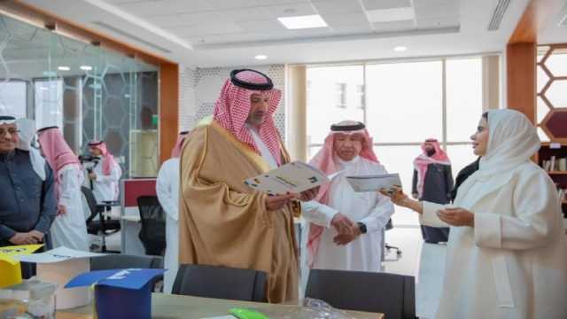 جولة للأمير فيصل بن سلمان في مكتبة الملك عبد العزيز بالرياض..فيديو