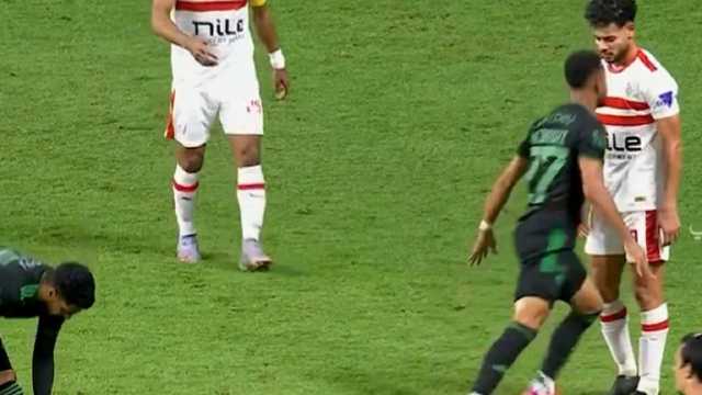 لحظة طرد لاعب الأهلي بعد اعتداء عنيف على لاعب الزمالك .. فيديو