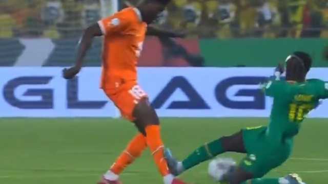 تدخل عنيف من ساديو ماني على لاعب ساحل العاج..فيديو