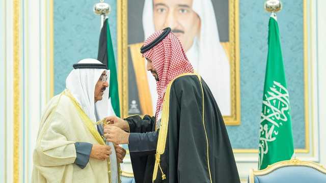 ولي العهد يُقلد أمير الكويت قلادة الملك عبدالعزيز