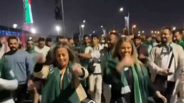 مشجعات أجنبيات يحتفلن مع جماهير الأخضر..فيديو