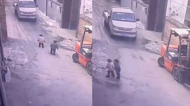 طفل صغير ينقذ أخته من شاحنة كبرى أثناء لعبهم في الشارع .. فيديو
