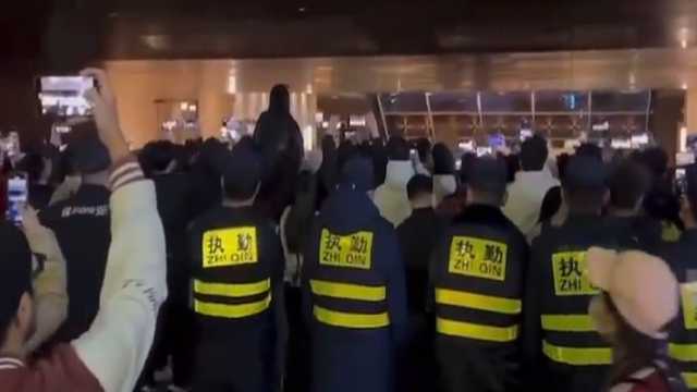 غضب بعض الجماهير الصينية بعد تأجيل مباراتي النصر.. فيديو