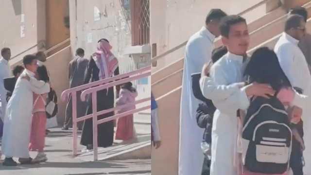 شاب صغير ينتظر أخته أمام إحدى المدارس بالأحضان .. فيديو